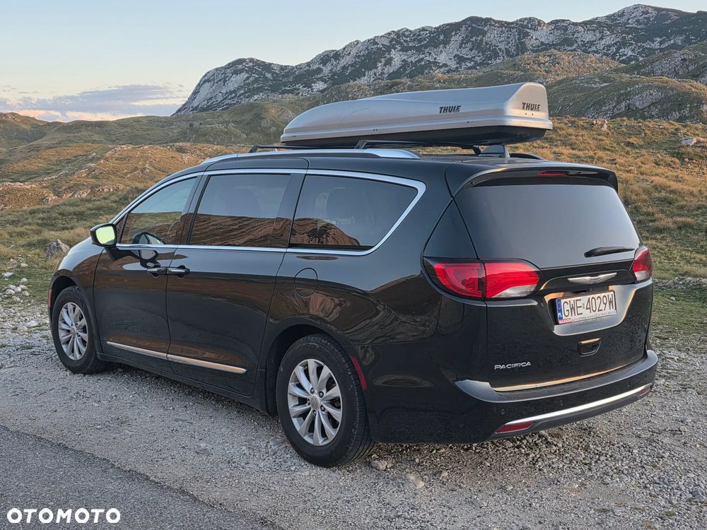 Chrysler Pacifica - 2