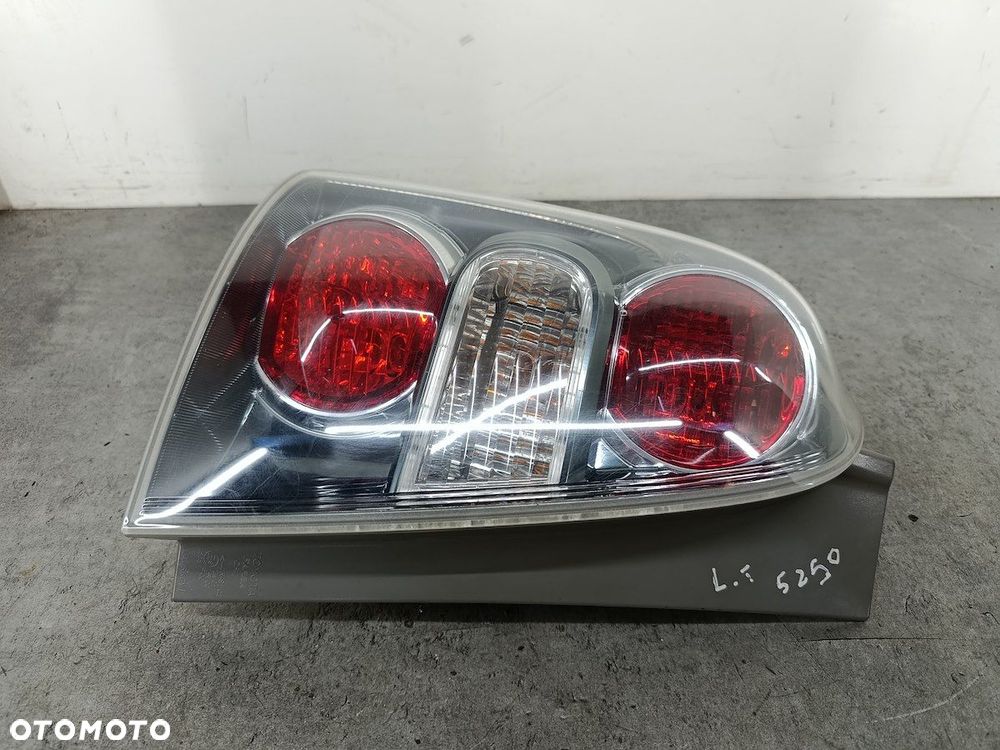 LAMPA TYLNA LEWA TOYOTA COROLLA VERSO II 81560-0F080 FARBA - 3