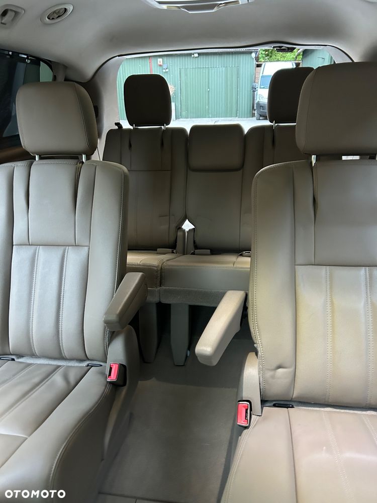 Chrysler Town & Country - 19
