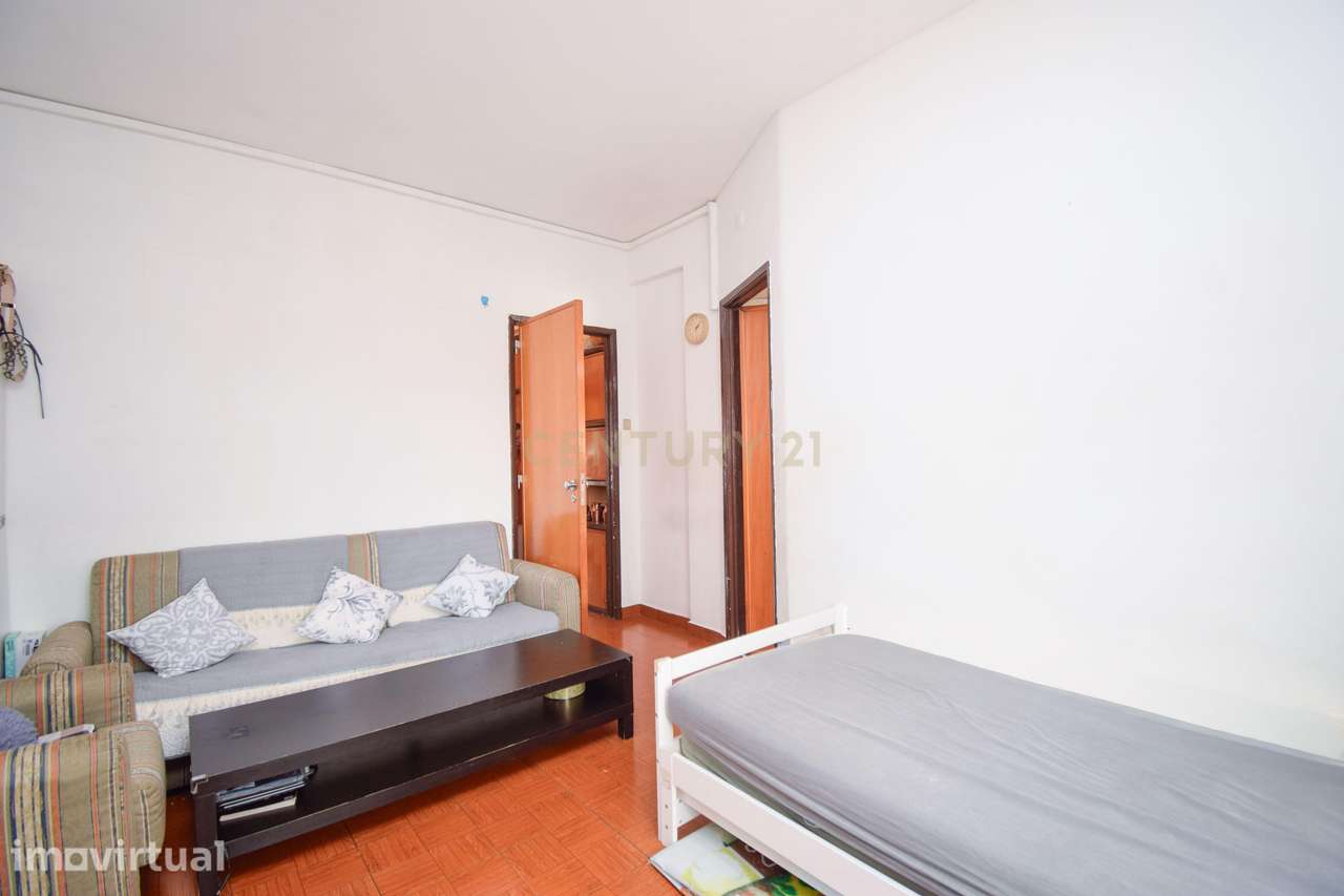 Apartamento T2 em zona central, inserido em prédio com 2 elevadores e - Grande imagem: 2/18