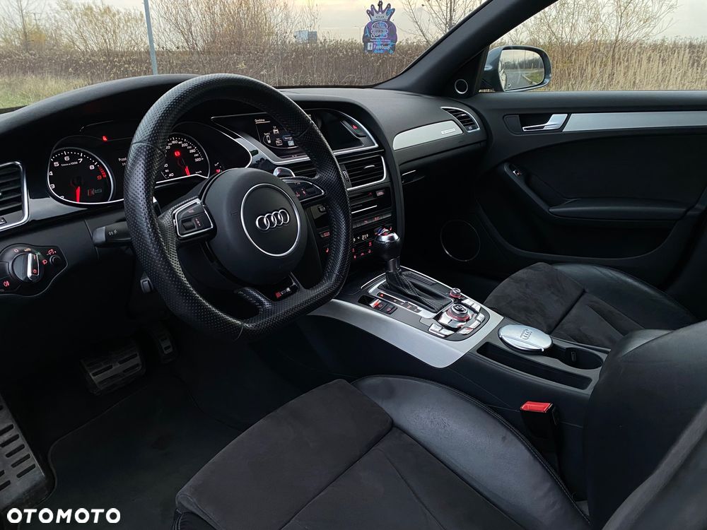 Audi RS4 Avant Standard - 10