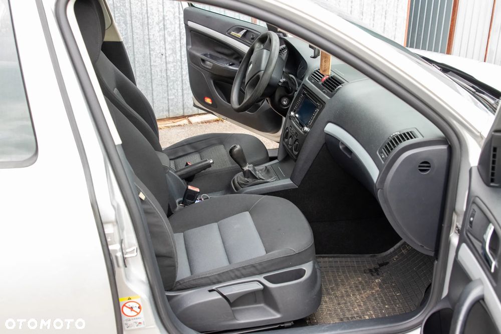 Skoda Octavia 1.6 Ambiente - 17