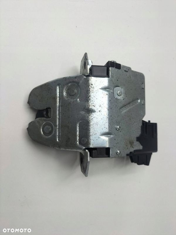 ZAMEK KLAPY BAGAŻNIKA MERCEDES C KLASA W203 A2037400235 - 2