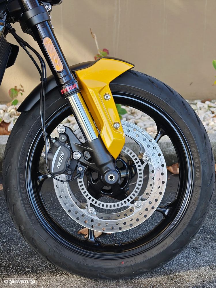 Triumph Trident 660 Cosmic Yellow - 21