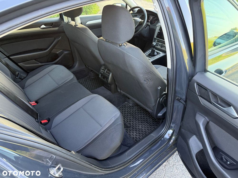 Volkswagen Passat 2.0 TDI SCR Comfortline - 18