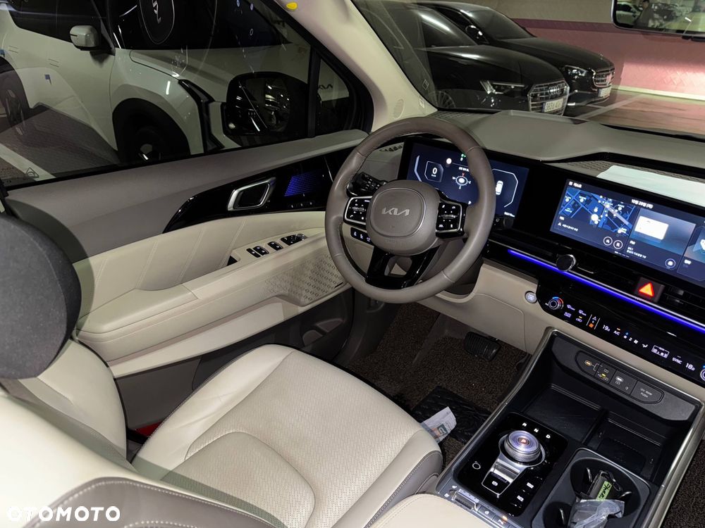 Kia Carnival - 12