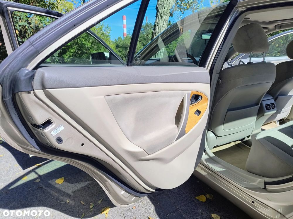 Toyota Camry - 16