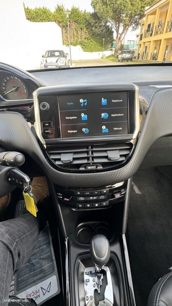 Peugeot 2008 1.2 PureTech Allure EAT6 - 15