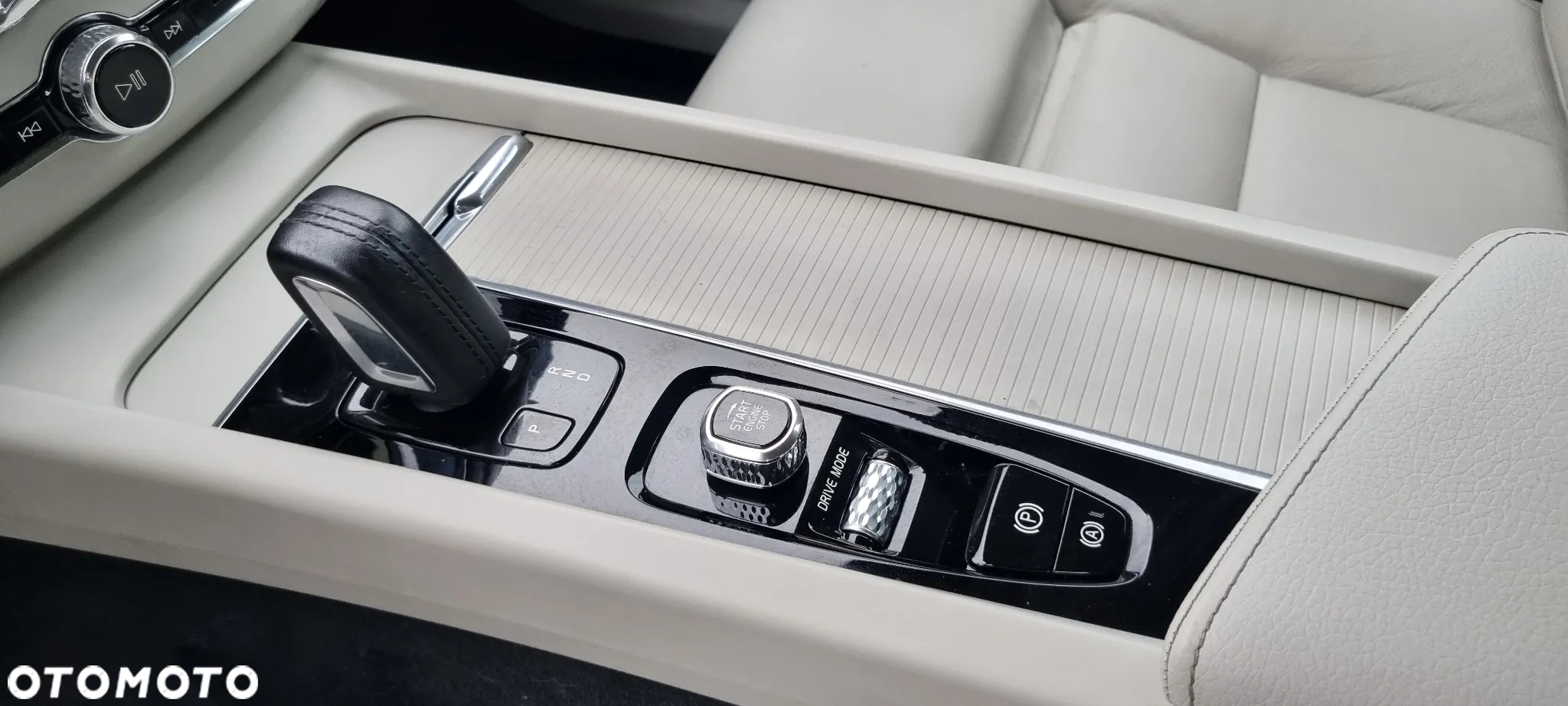 Volvo XC 60 B4 D AWD Geartronic Momentum Pro - 28