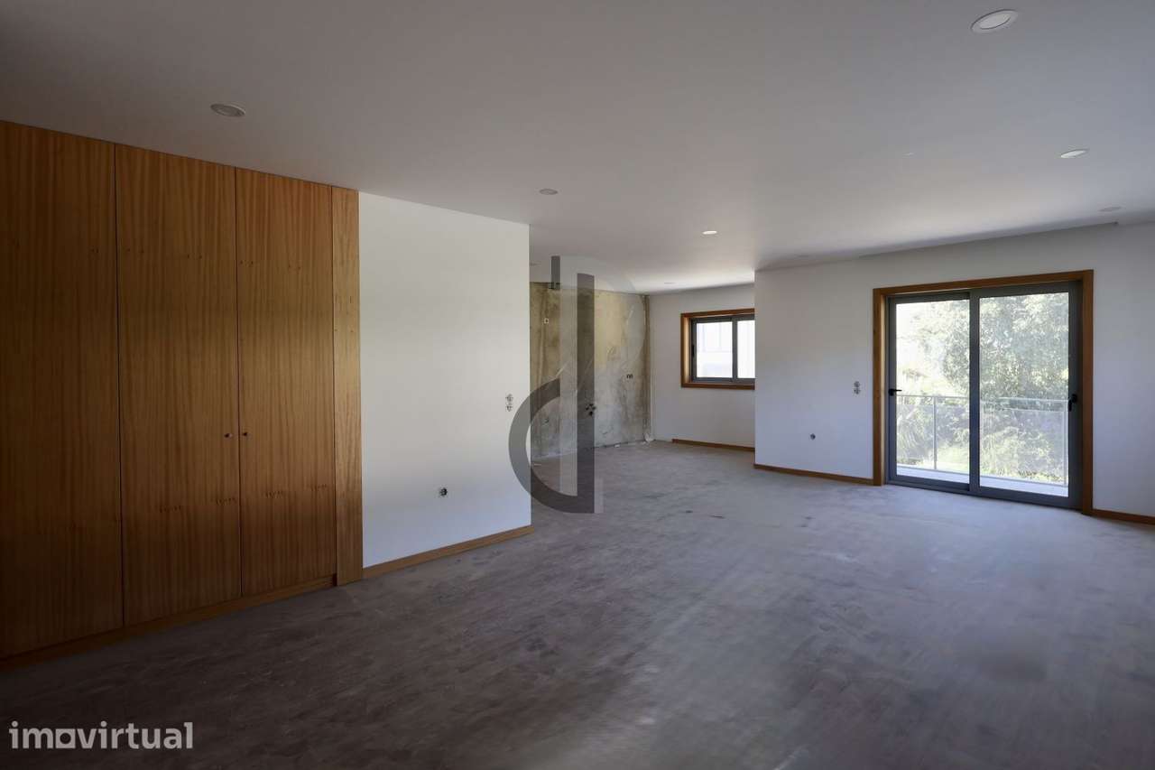 Apartamento T2+1 com 3 frentes e varandas - Junto ao Picoto - Grande imagem: 2/18