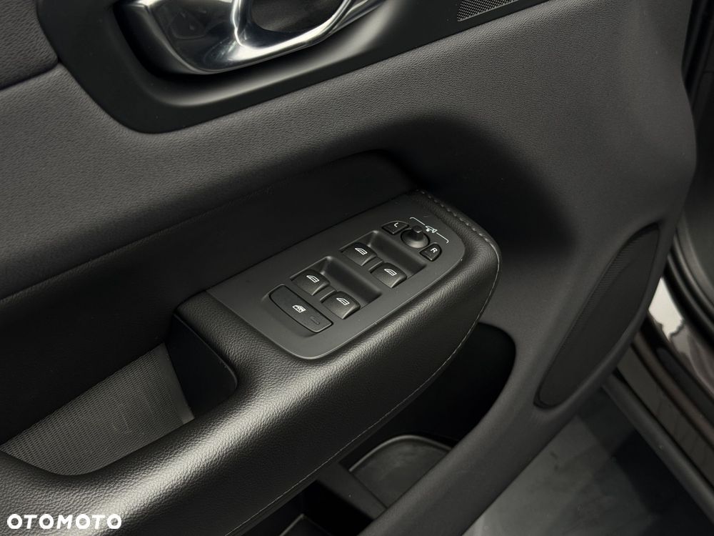Volvo XC 60 B4 B Momentum Pro - 24