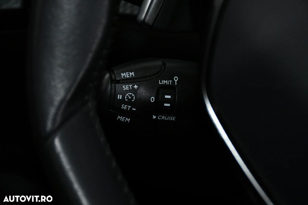 Peugeot 2008 1.2 L PureTech STT EAT8 Allure - 23