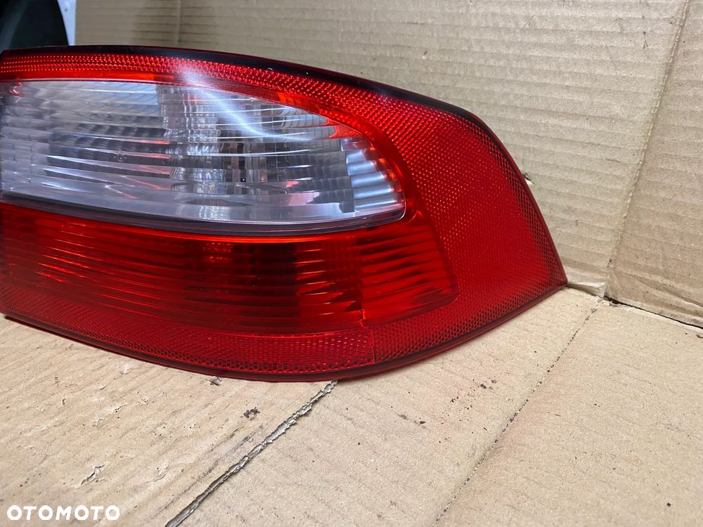 LAMPA TYLNA PRAWA RENAULT LAGUNA II HB 8200002474 - 2