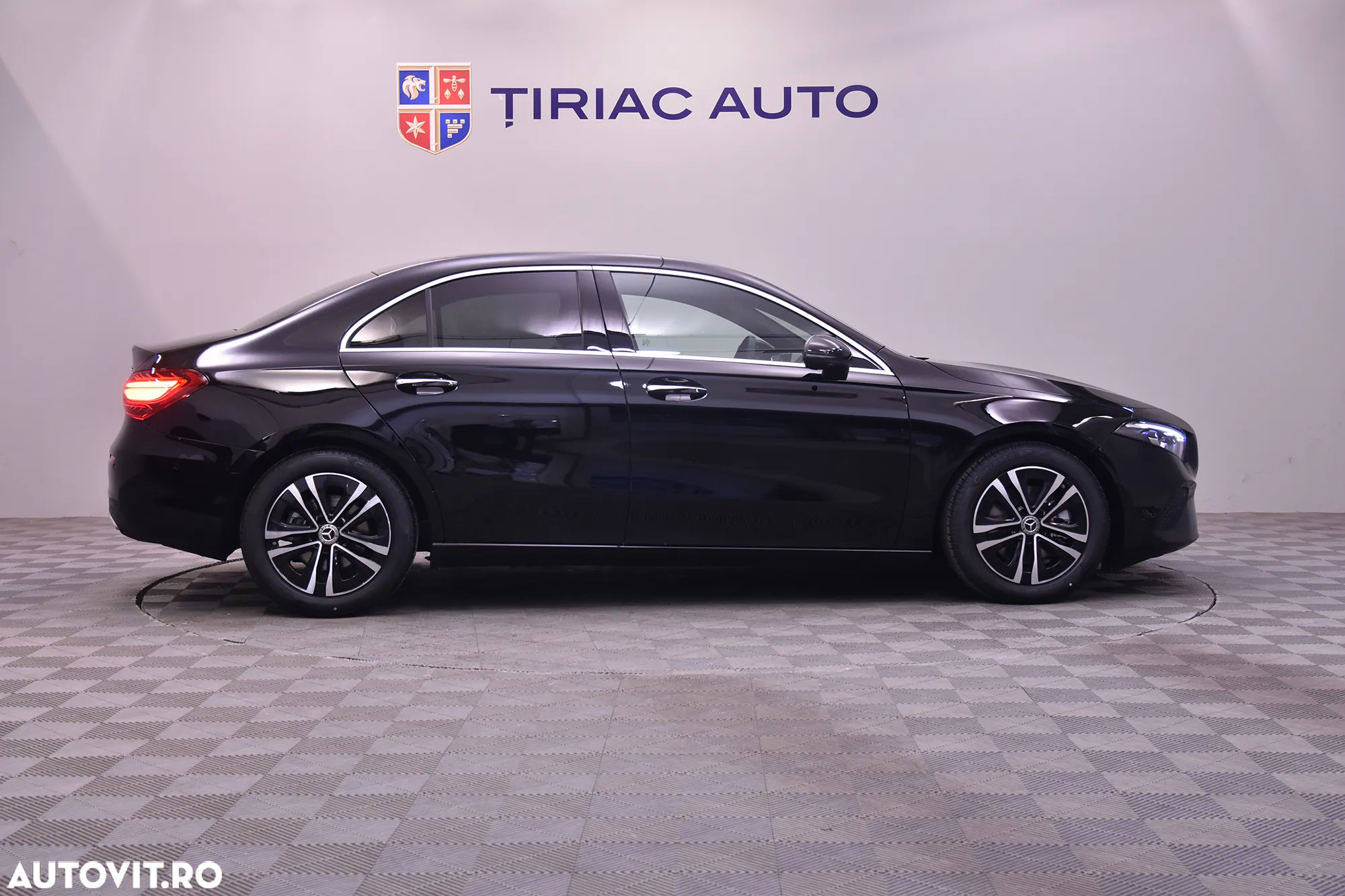 Mercedes-Benz A 220 4MATIC MHEV 8G-DCT Sedan - 8