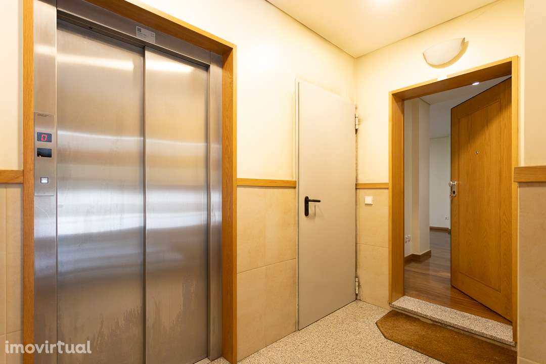 T2 na Rua Monte dos Burgos, 510, lugar de garagemm para 2 carros - Grande imagem: 4/22
