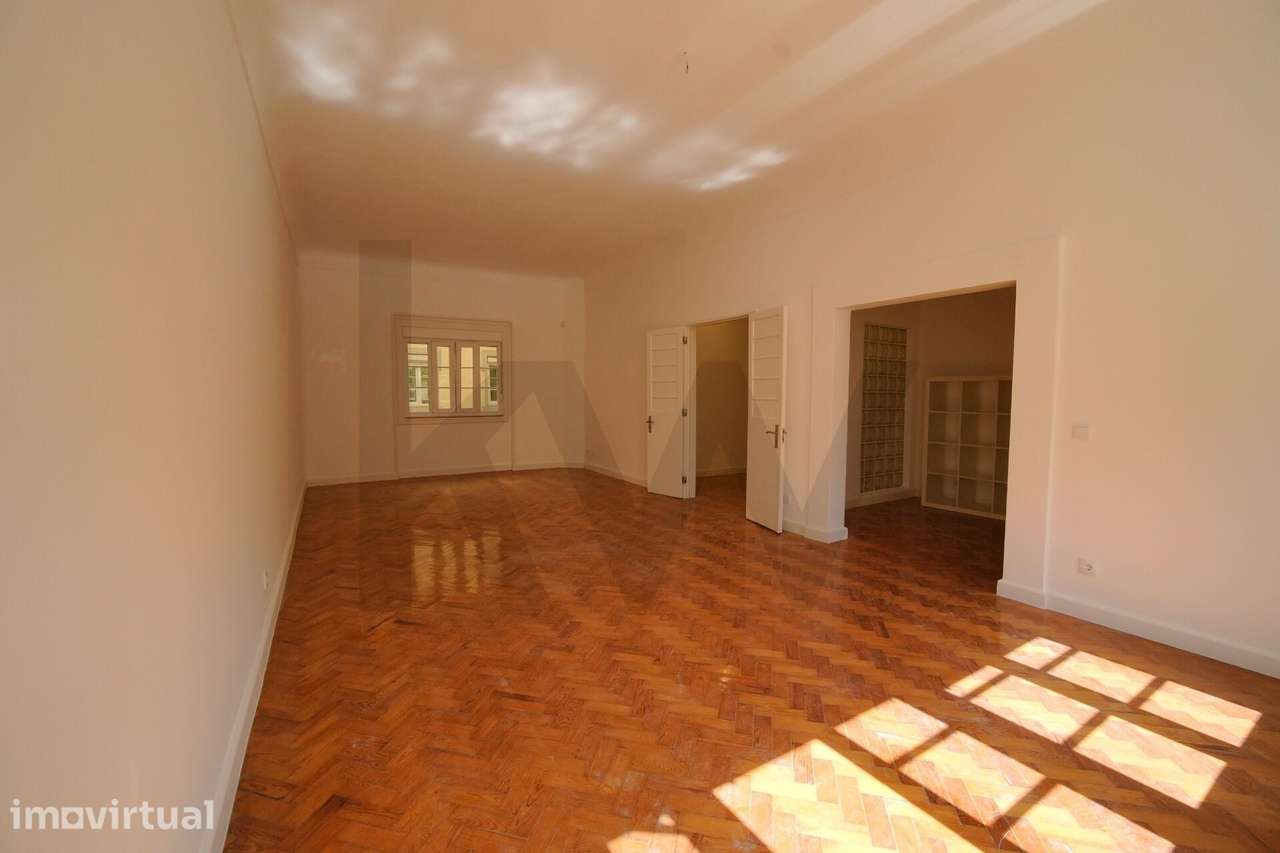 Apartamento T4 com Garagem na Avenida Defensores de Chaves - Grande imagem: 2/13