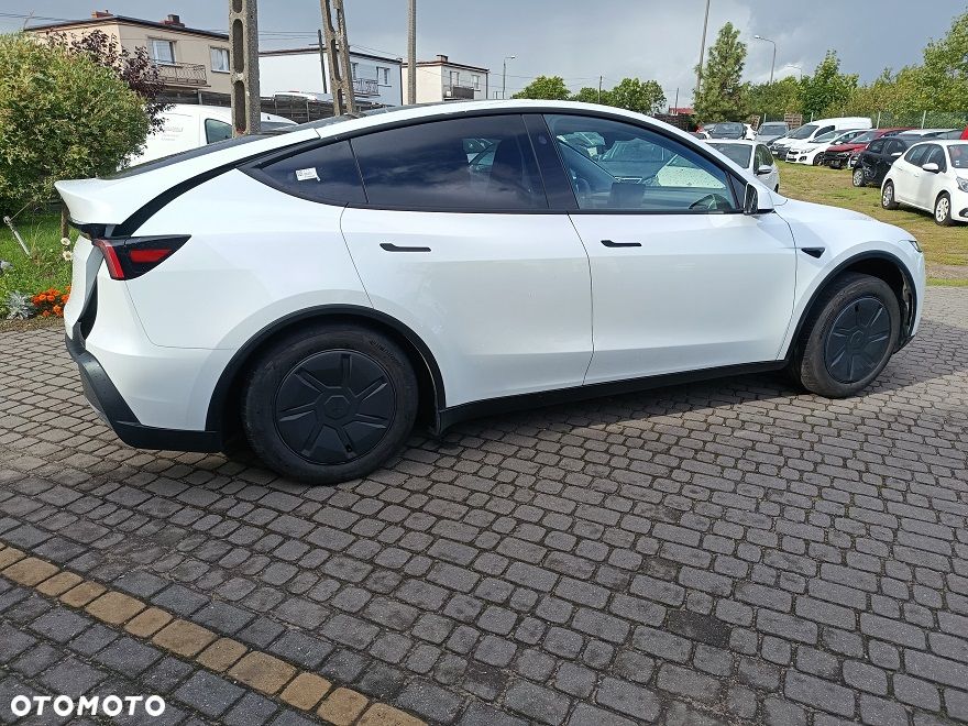 Tesla Model Y - 9