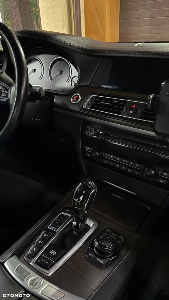BMW Seria 7 750i xDrive - 30