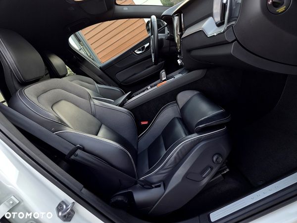 Volvo XC 60 B4 D AWD Plus Dark - 11
