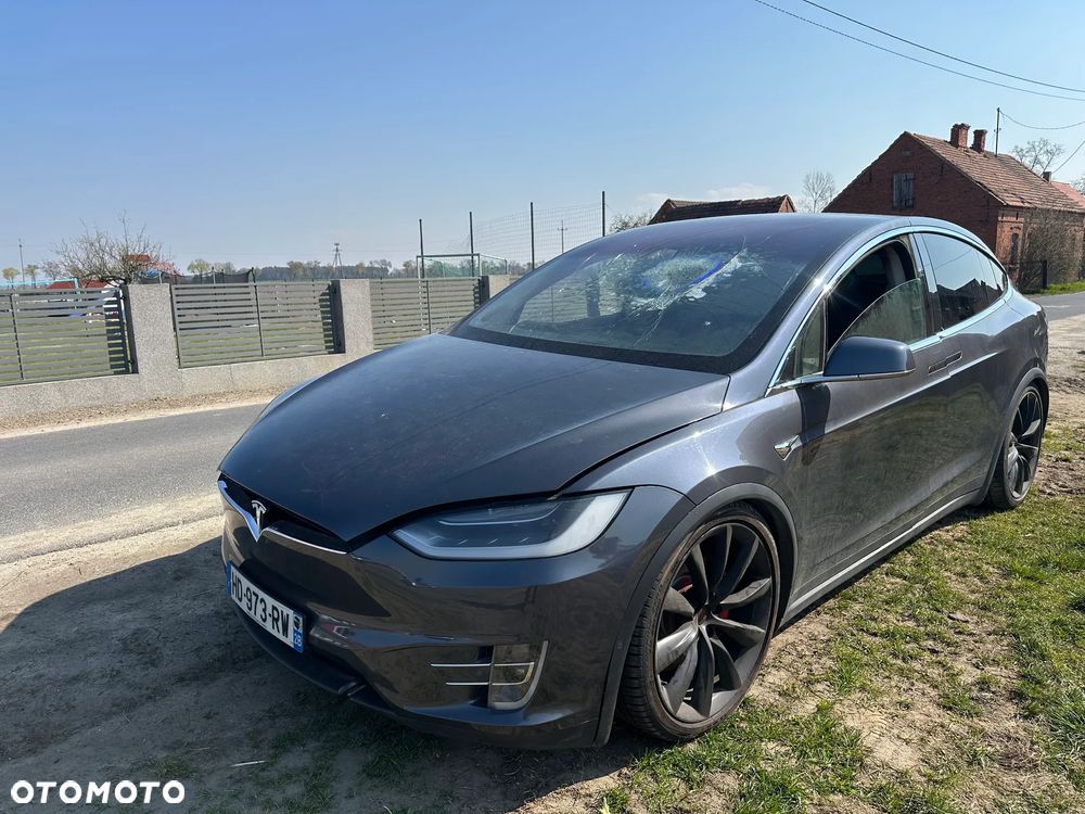 Tesla Model X - 4
