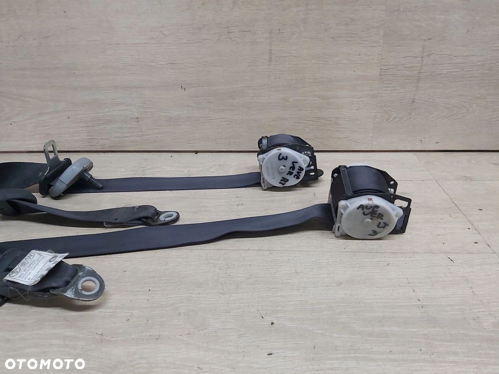 Avensis Verso 01-06r pas tył lewy prawy tylny III 3 rząd - 2