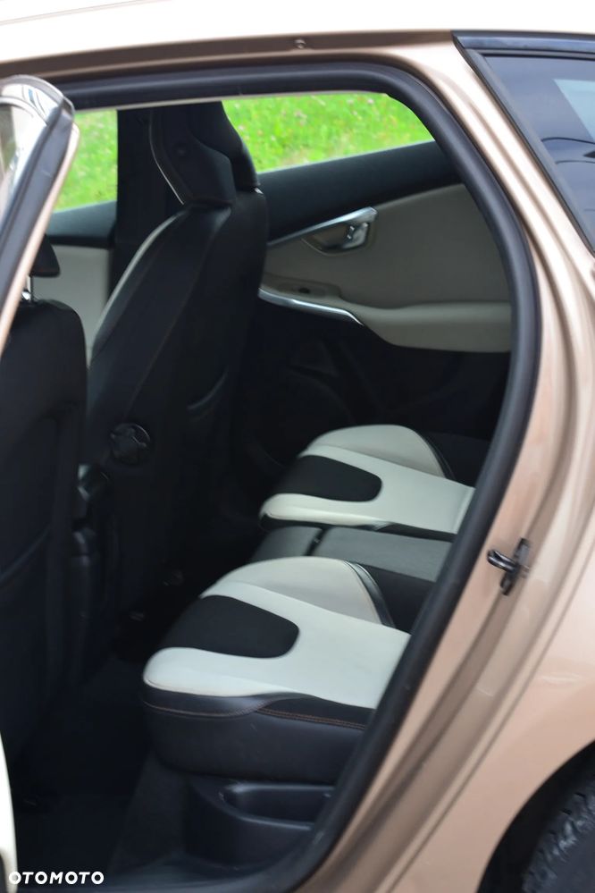 Volvo V40 Cross Country D3 Geartronic Momentum - 10
