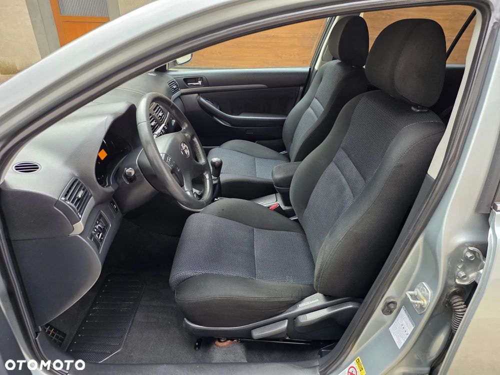Toyota Avensis 1.8 VVT-i Edition - 8
