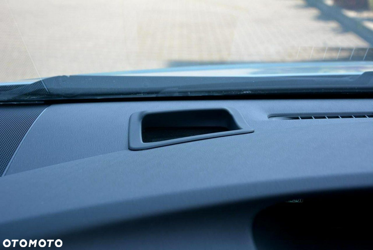Toyota Prius 1.8 HSD Sol - 30