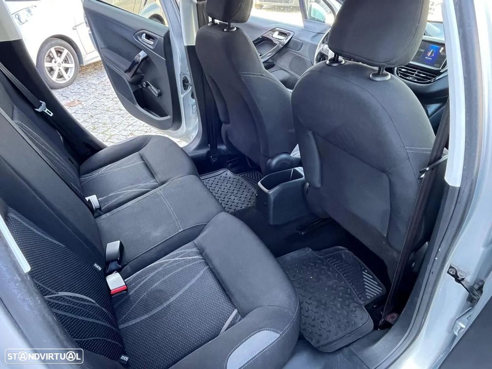 Peugeot 208 - 8