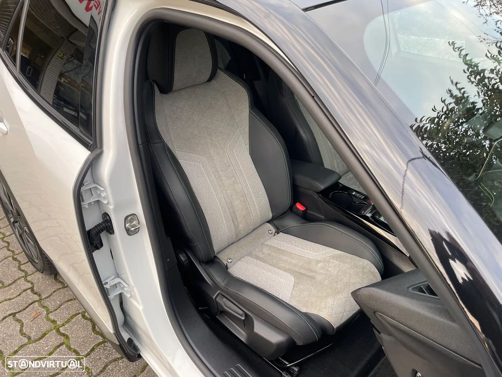 Peugeot e-2008 GT Pack - 28