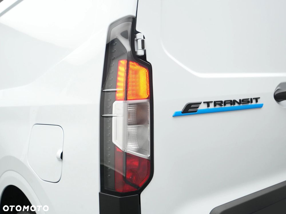 Ford E-Transit Courier Van 136KM Trend - 24