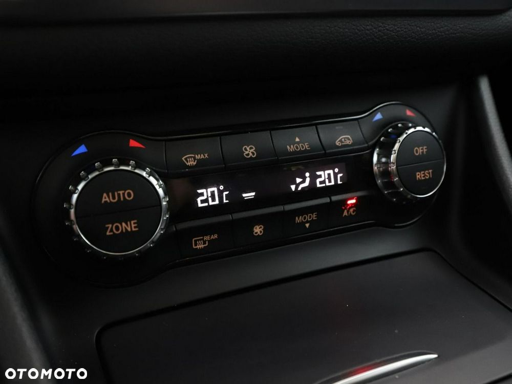 Mercedes-Benz GLA 200 7G-DCT - 28