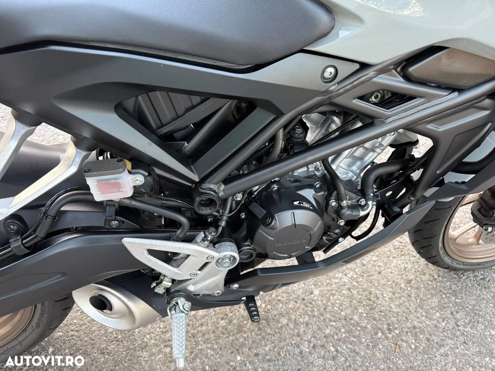 Honda CB 125R - 12