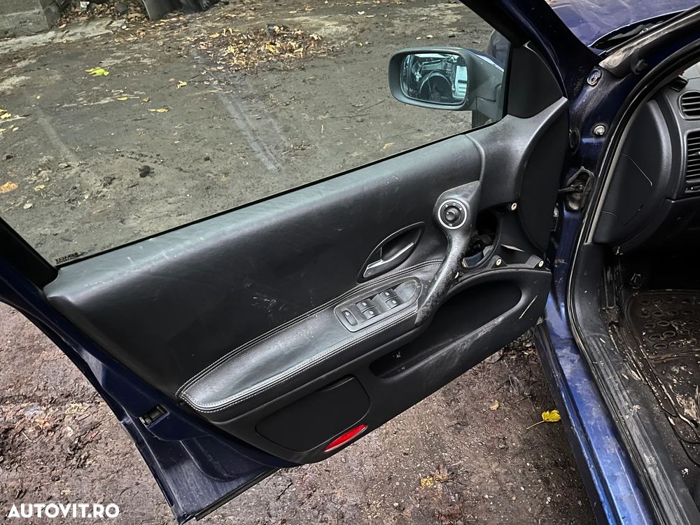Dezmembrez Renault Laguna II facelift 2.0 benzina manual albastru xenon - 7