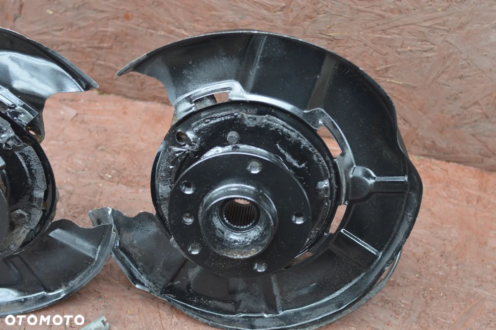 BMW E81 / E82 / E87 / E90 / E91 / E92 ORYGINALNA ZWROTNICA TYŁ LEWA / PRAWA / PIASTA TYŁ O NR.  33 32 6 774 807 / 33 32 6 757 735 / 33 32 6 774 808 OEM W DOBRYM STANIE - 9