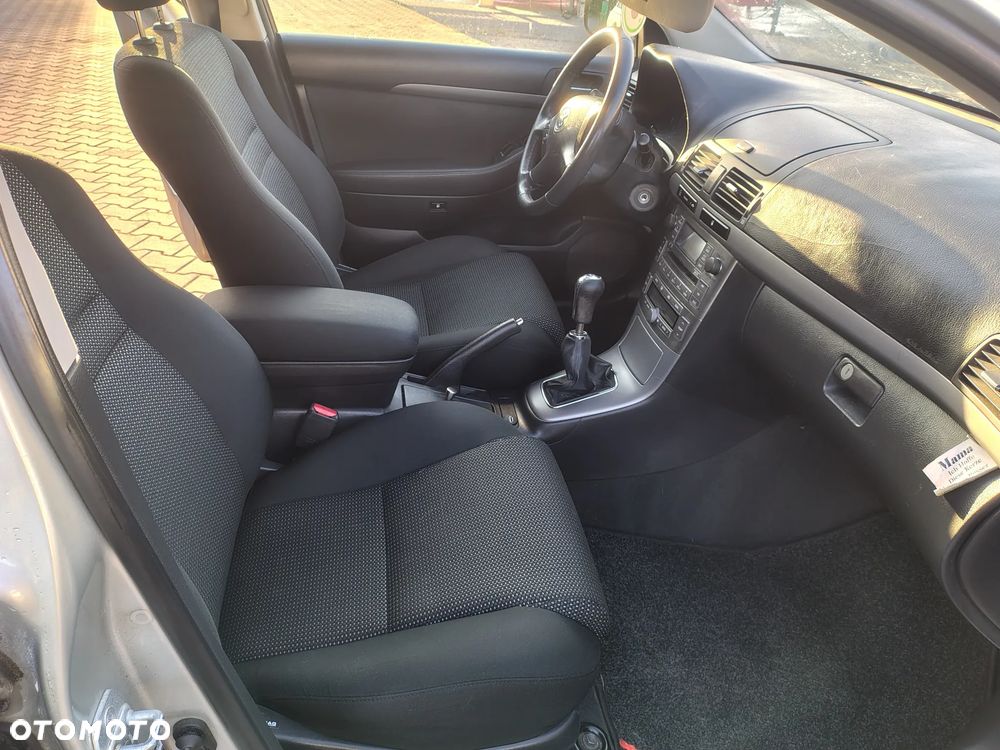 Toyota Avensis - 12