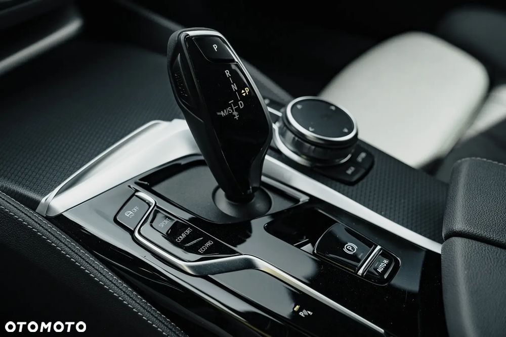 BMW Seria 5 520d xDrive Touring M Sport Edition - 22