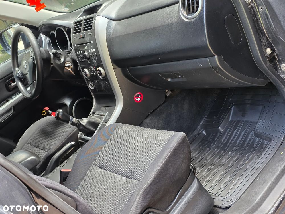 Suzuki Grand Vitara 2.0 Club Family - 10