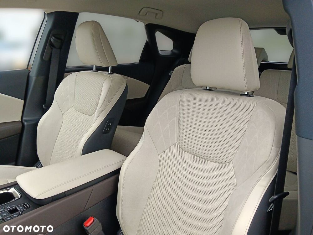 Lexus RX 450h+ Omotenashi - 12