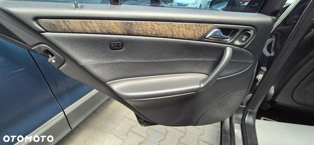 Mercedes-Benz Klasa C 220 CDI Avantgarde Sport Edition - 10