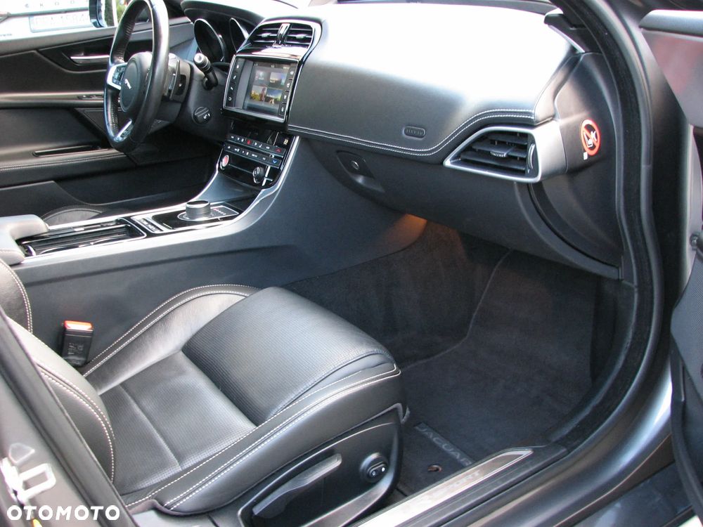Jaguar XE 20d R-Sport - 17
