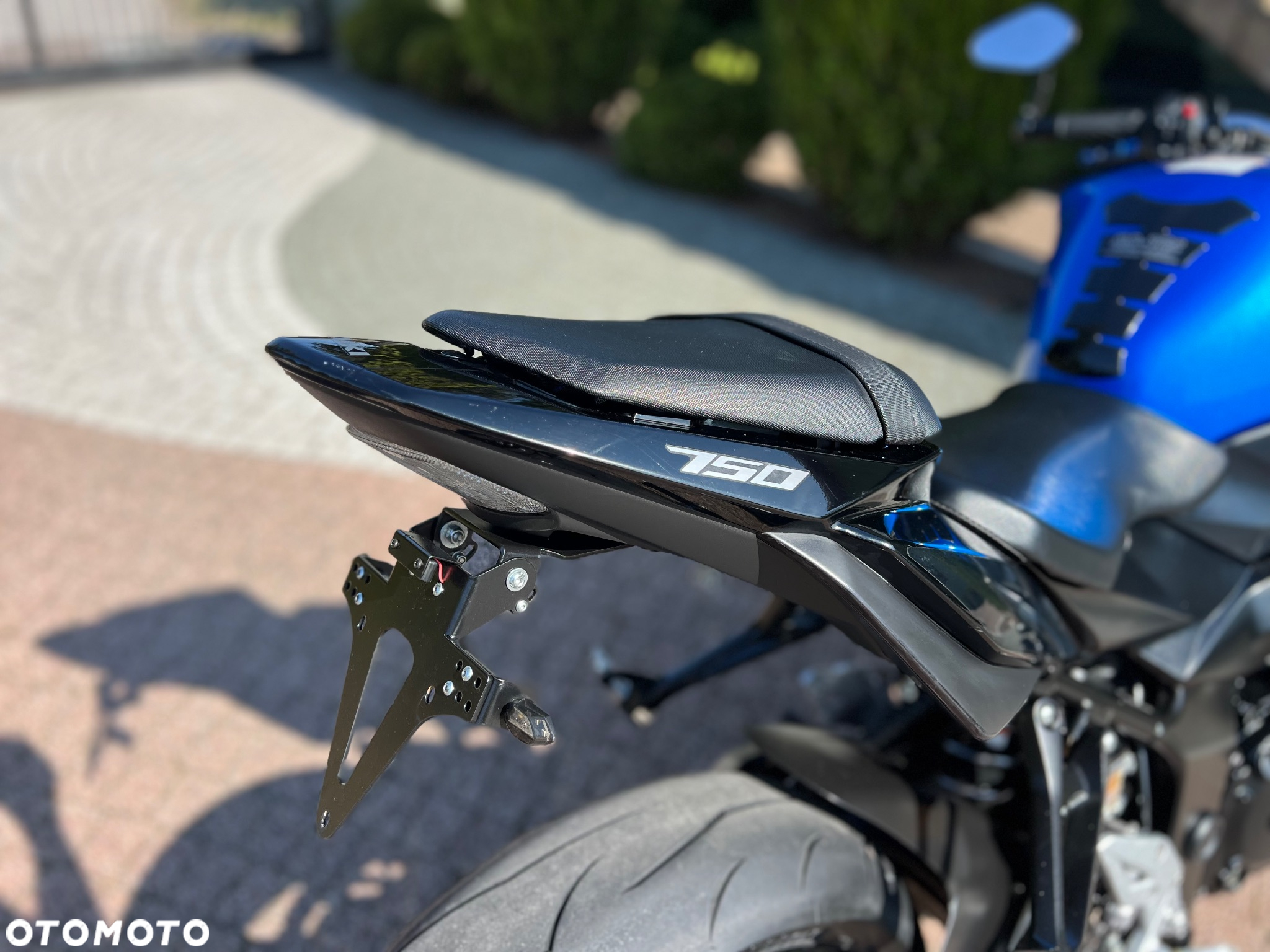 Suzuki GSR - 10