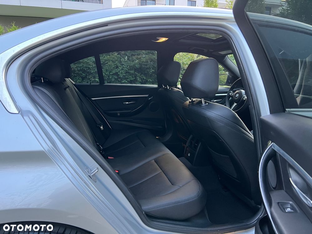 BMW Seria 3 330i - 16