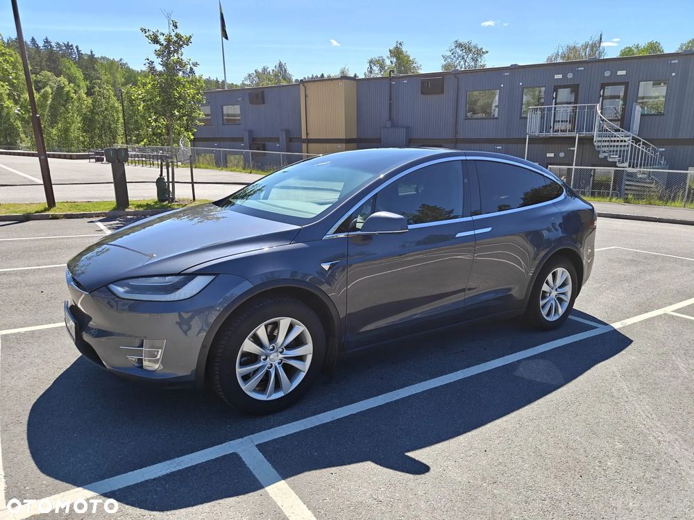 Tesla Model X - 8