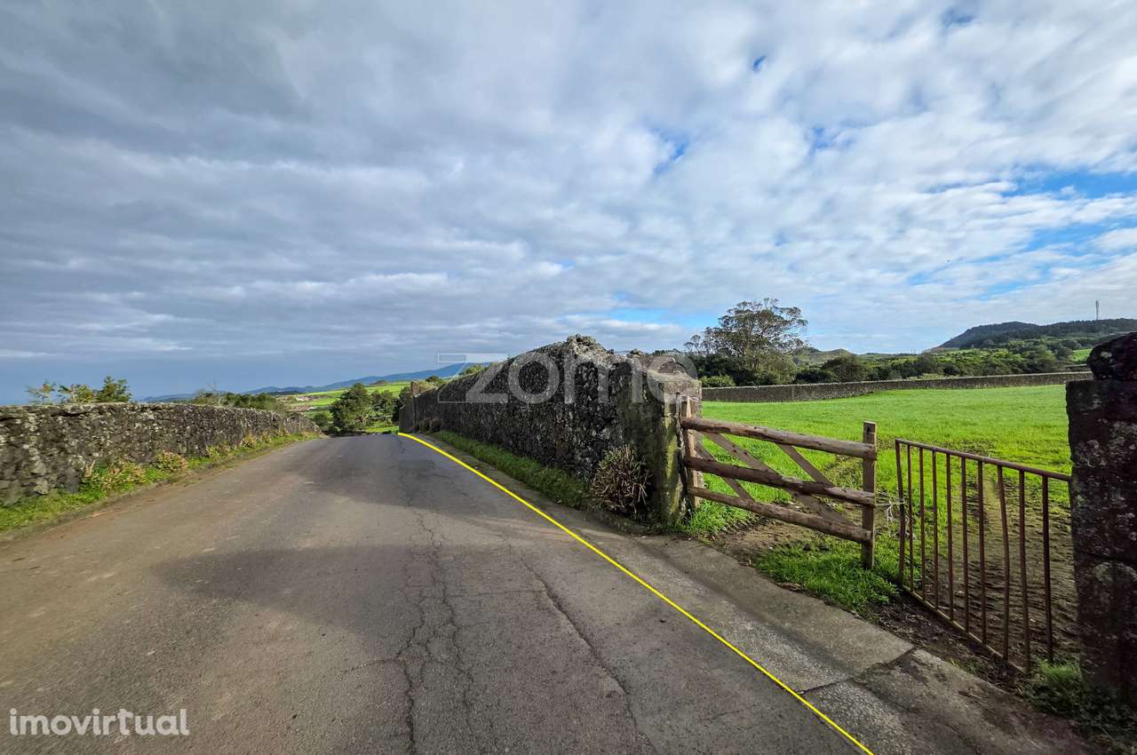 Terreno Rústico com 19.660 m² e com Construção Rural no Pico da Ped... - Grande imagem: 3/22