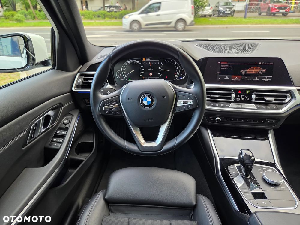 BMW Seria 3 320i xDrive - 27