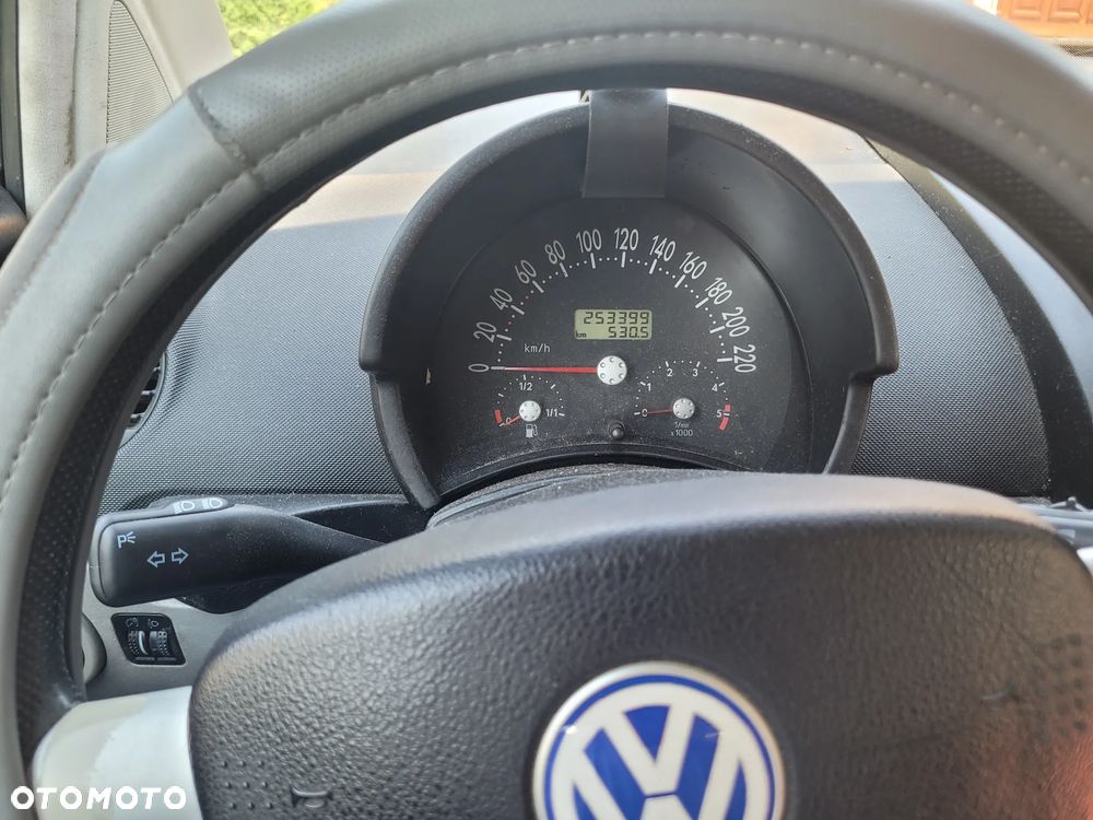 Volkswagen New Beetle - 1