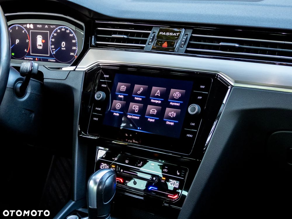 Volkswagen Passat Variant 2.0 TDI SCR DSG 4Motion Elegance - 21