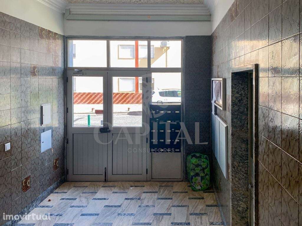 T2 no Carregado | Área Generosa | Pronto a Habitar | Excelente Luminos - Grande imagem: 2/33