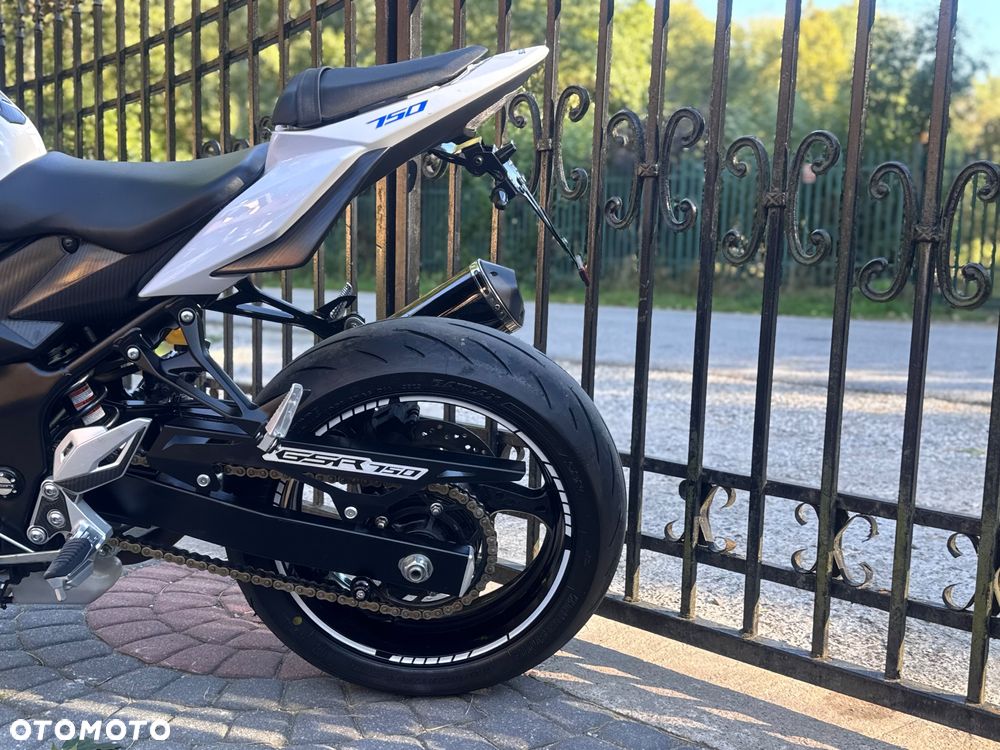 Suzuki GSR - 21